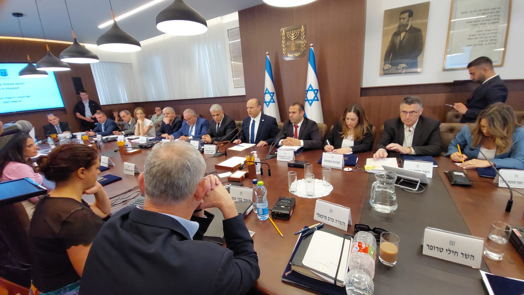 ללא מסמכים סודיים. גנץ בישיבת הממשלה