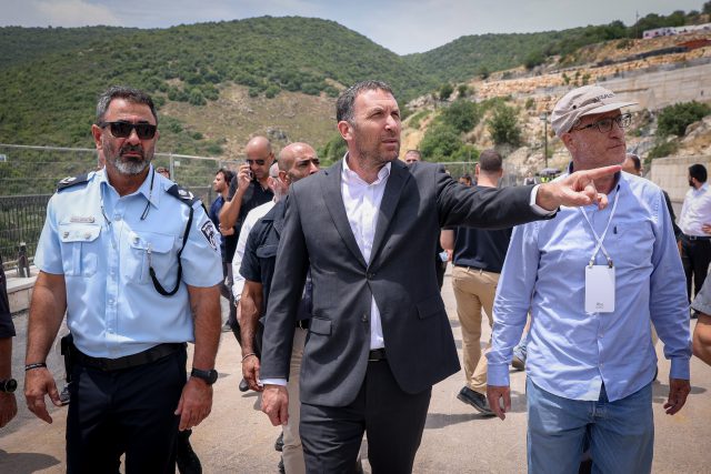 מימין. הפרויקטור טסלר, השר כהנא וניצב לביא (דוד כהן/פלאש90)