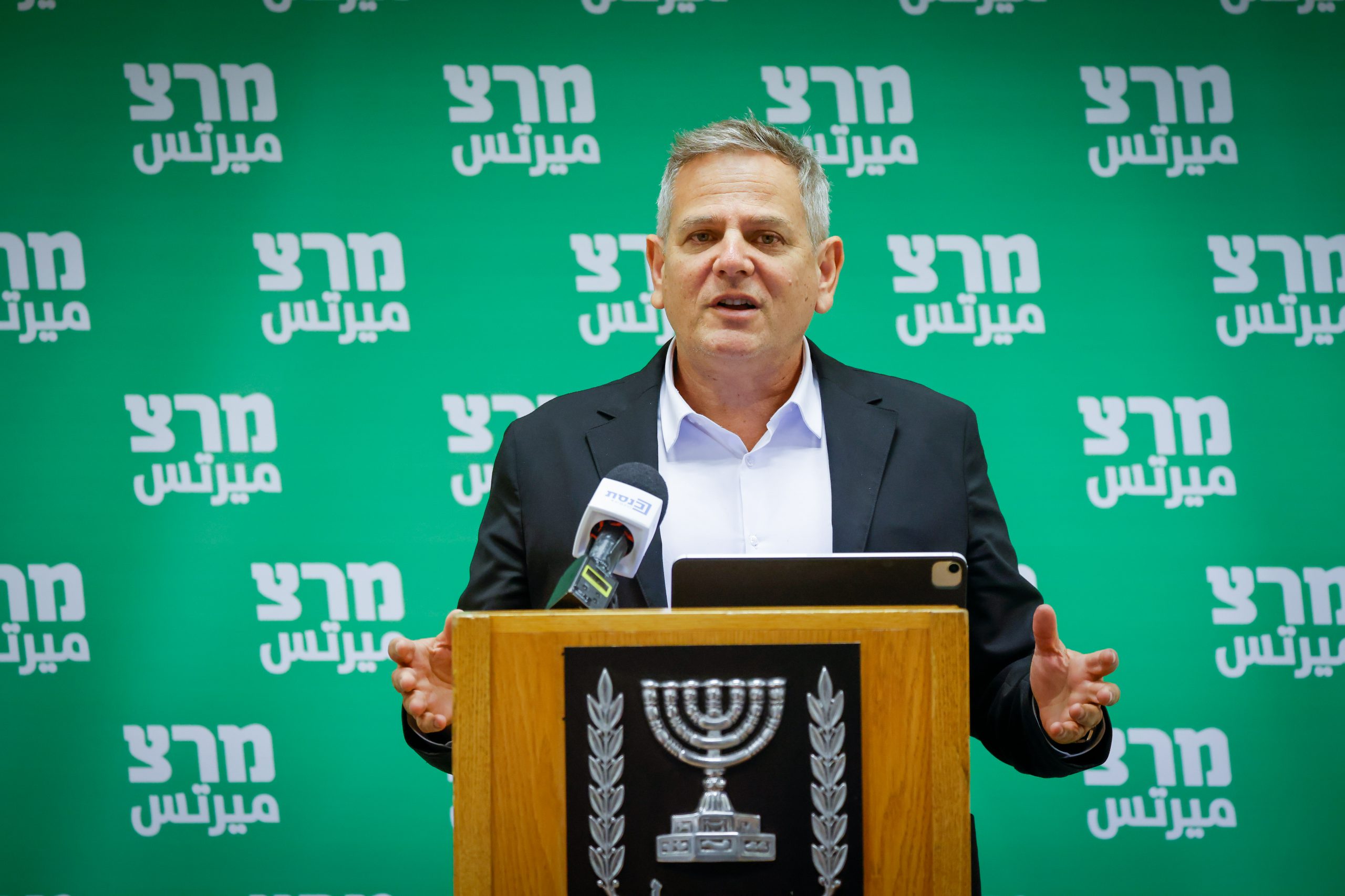נדבקים לכיסא: מרצ תתמוך בתקנות לשעת חירום ביו"ש