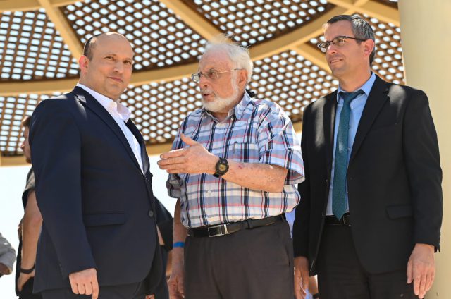 בנט באלקנה: "אעשה כל מאמץ בעולם להחזיק ביחד"
