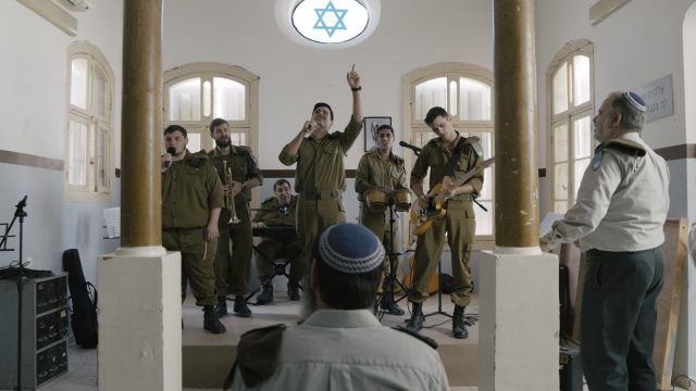 לא מייצגת את הרבנות הצבאית (איציק פורטל מתוך שישו ושמחו כאן 11)
