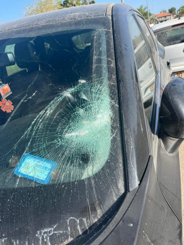 שמשה מנופצת של רכבה של גלית (מתוך הפייסבוק של גלית)