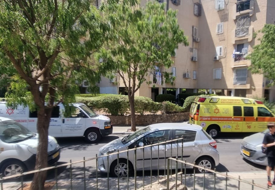 גבר כבן 70 נפל אל מותו מבניין בתל אביב