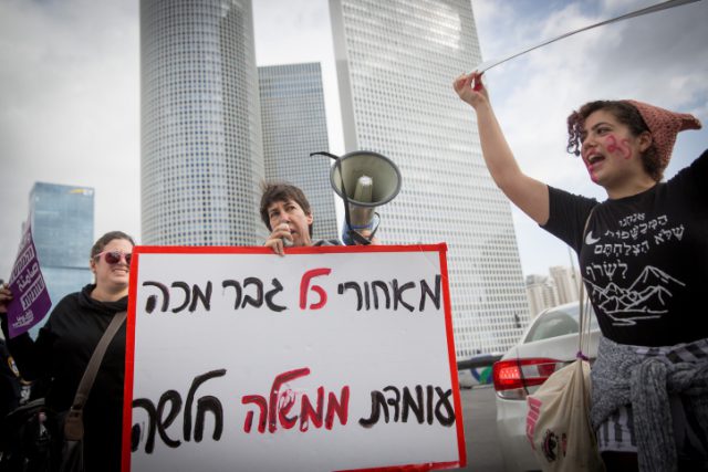 פעילי זכויות נשים מוחים נגד אלימות נגד נשים. תמונה להמחשה בלבד, למצולמות אין קשר לנאמר בכתבה