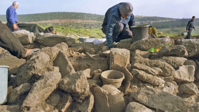 חפירות רשות העתיקות במבנה החווה מימי החשמונאים. (אמיל אלג'ם, רשות העתיקות)