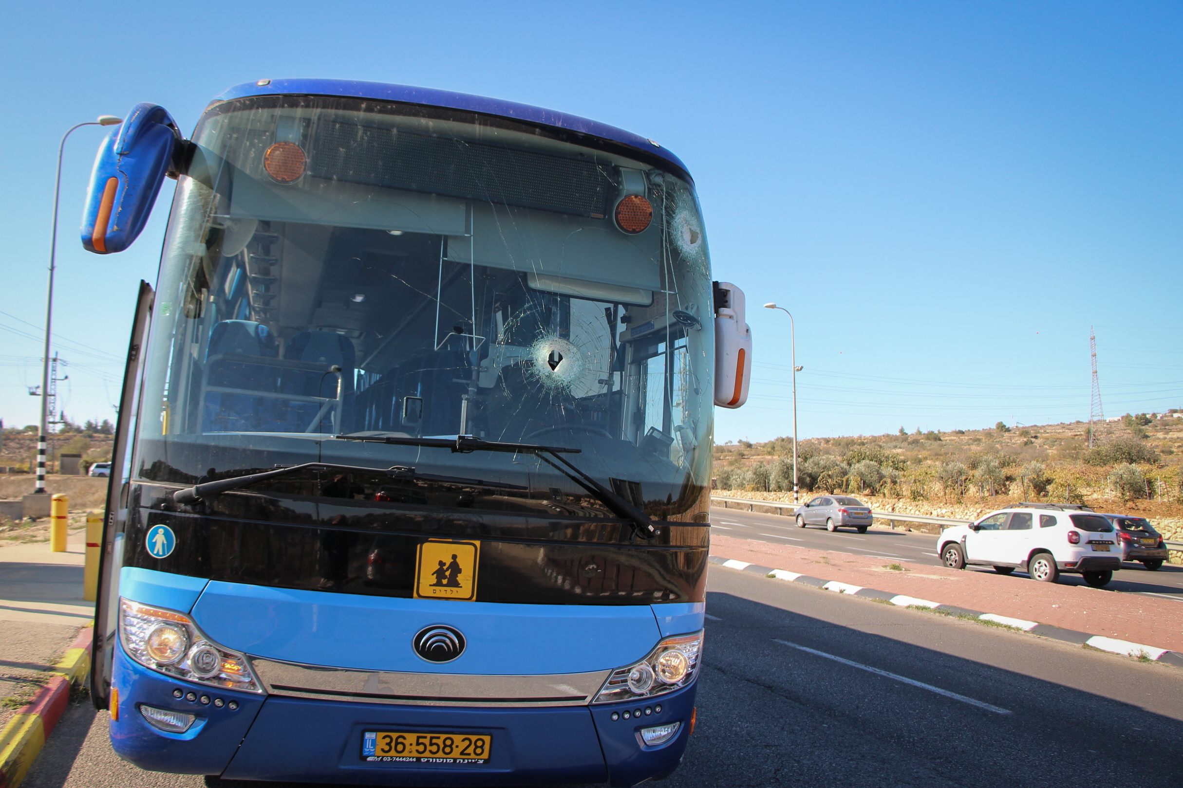 רכב הסעות בגוש עציון שהפגע מזריקת אבנים, ארכיון