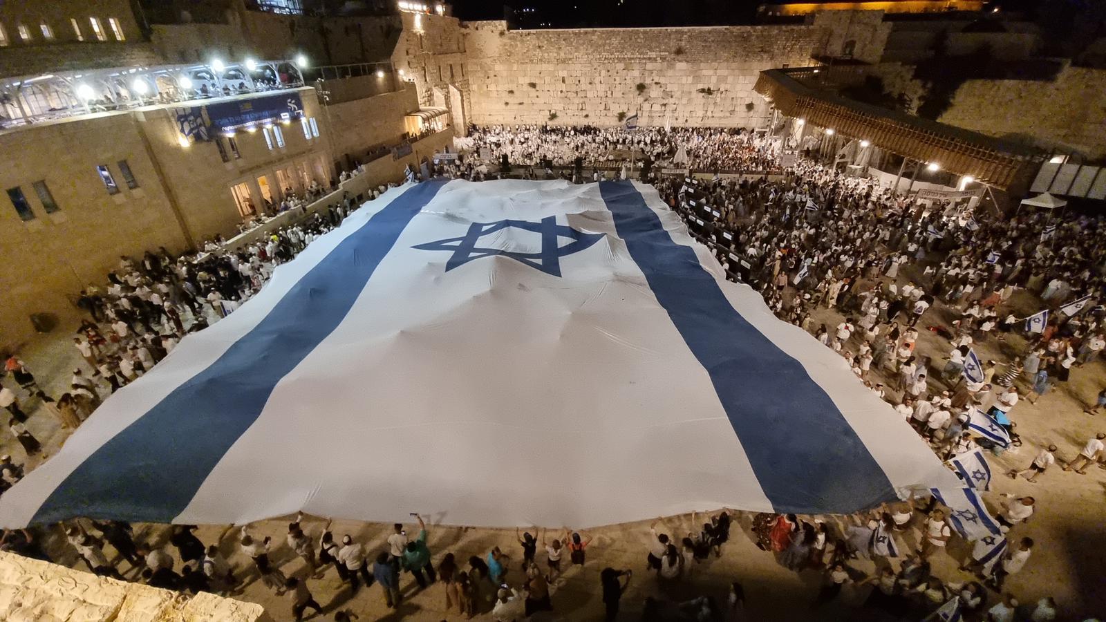מרגש: דגל ישראל ענק נפרש ברחבת הכותל המערבי