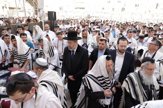 הרב לאו, הרב רימון והרב מלמד בכותל המערבי (יצחק שוקרון)