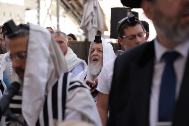 הרב יהושע ויצמן בכותל המערבי (יצחק שוקרון)