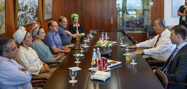 מיקי לוי אירח משפחות הנערים: "לפתוח את הלב"