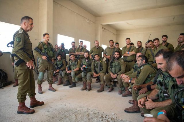 הרמטכ"ל עם לוחמים בקפריסין