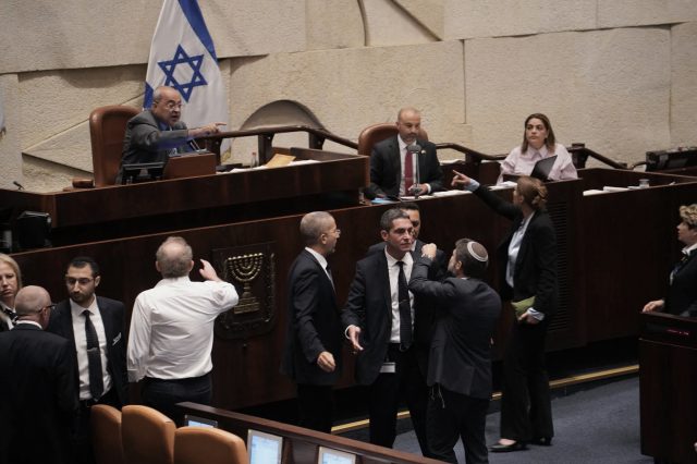 "הקואליציה האטומה מקום המדינה הולכת הביתה"