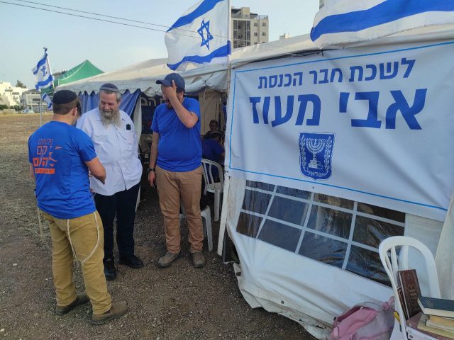 הלשכה של מעוז מול ביתו של אורבך