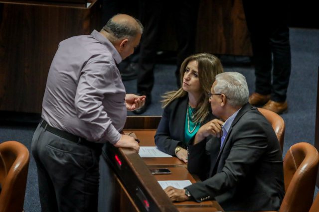 עבאס מנסה לשכנע את זועבי וגנאים