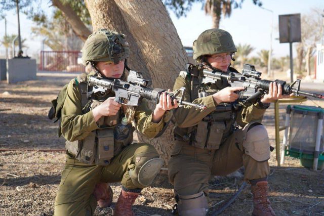 למצולמות אין קשר לכתבה. לוחמות בצה"ל