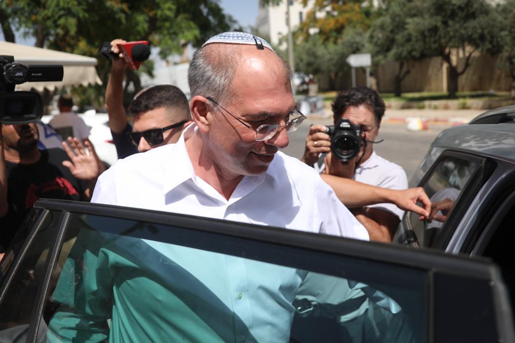 יקבל החלטה? השבוע הדרמטי של ניר אורבך