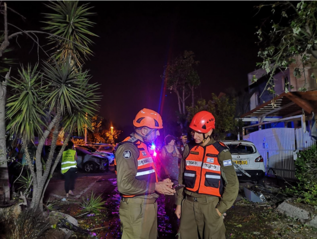 העורף ספג את עיקר הנפגעים. כוחות פיקוד העורף בזירת נפילה (דובר צה"ל)