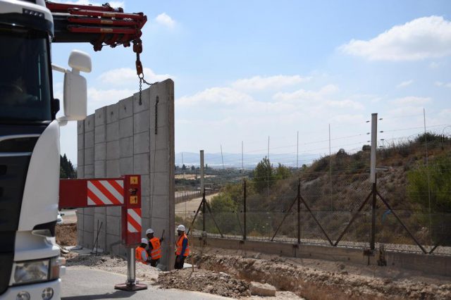 הקמת מכשול בקו התפר (אגף דוברות והסברה במשרד הביטחון)