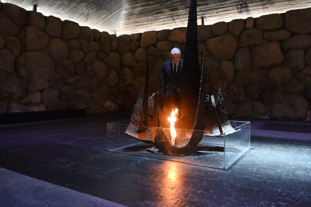 לפיד ביד ושם (קובי גדעון לע"מ)