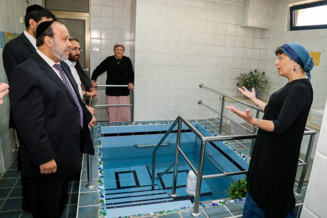 סיור במקווה בגוש עציון (צילום ארכיון: גרשון אלינסון /פלאש 90)