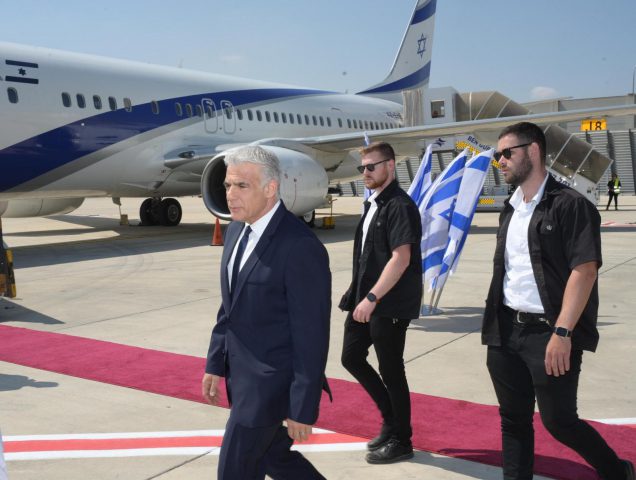 לפיד ממריא לפריז: "חשוב שתישמע דעתנו על איראן"
