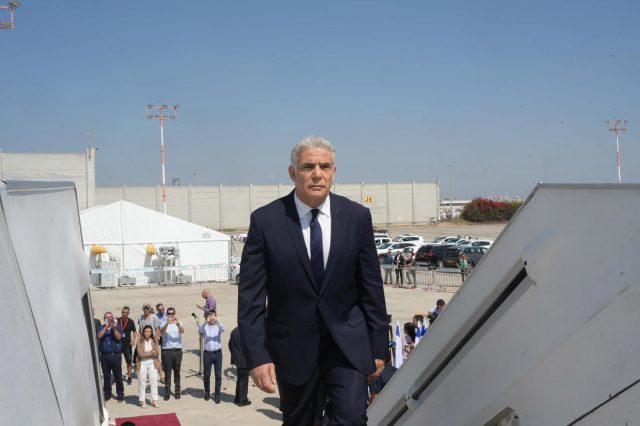 לפיד ממריא לפריז: "חשוב שתישמע דעתנו על איראן"