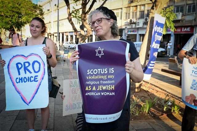 הפגנה בתל אביב בעקבות פסיקת ההפלות בארה"ב