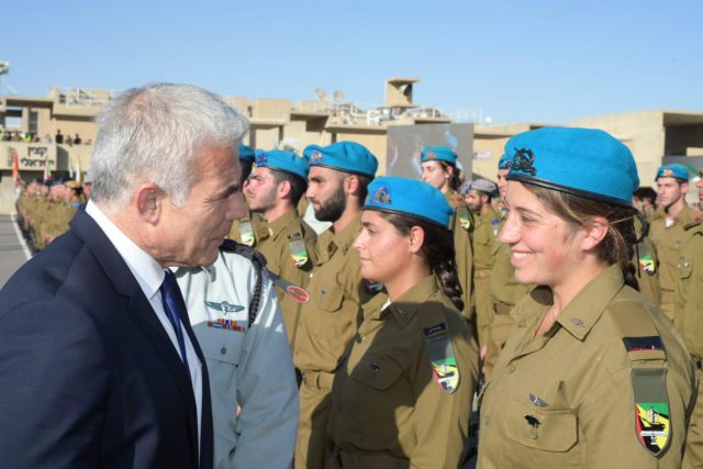 יאיר לפיד בטקס (סטילס: עמוס בן גרשום/ לע"מ)