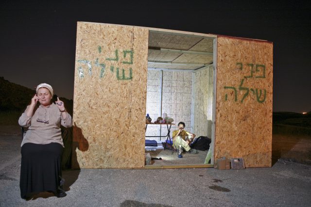 דניאלה וייס ליד מאחז שהוקם (ארכיון: מתניה טאוסיג/פלאש90)