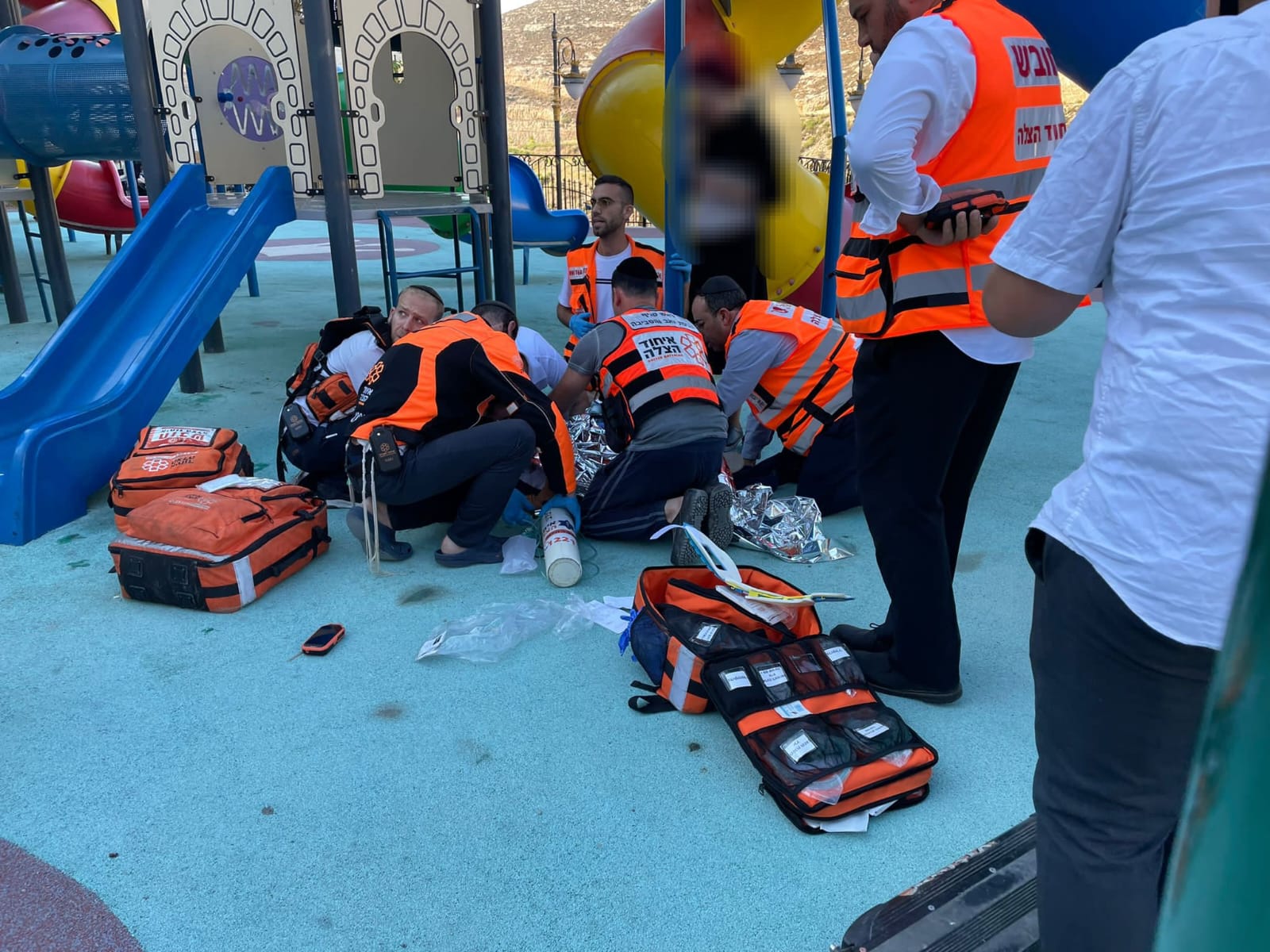 בן 7 נפל מגג מתקן מגלשה בגן שעשועים בגבעת זאב