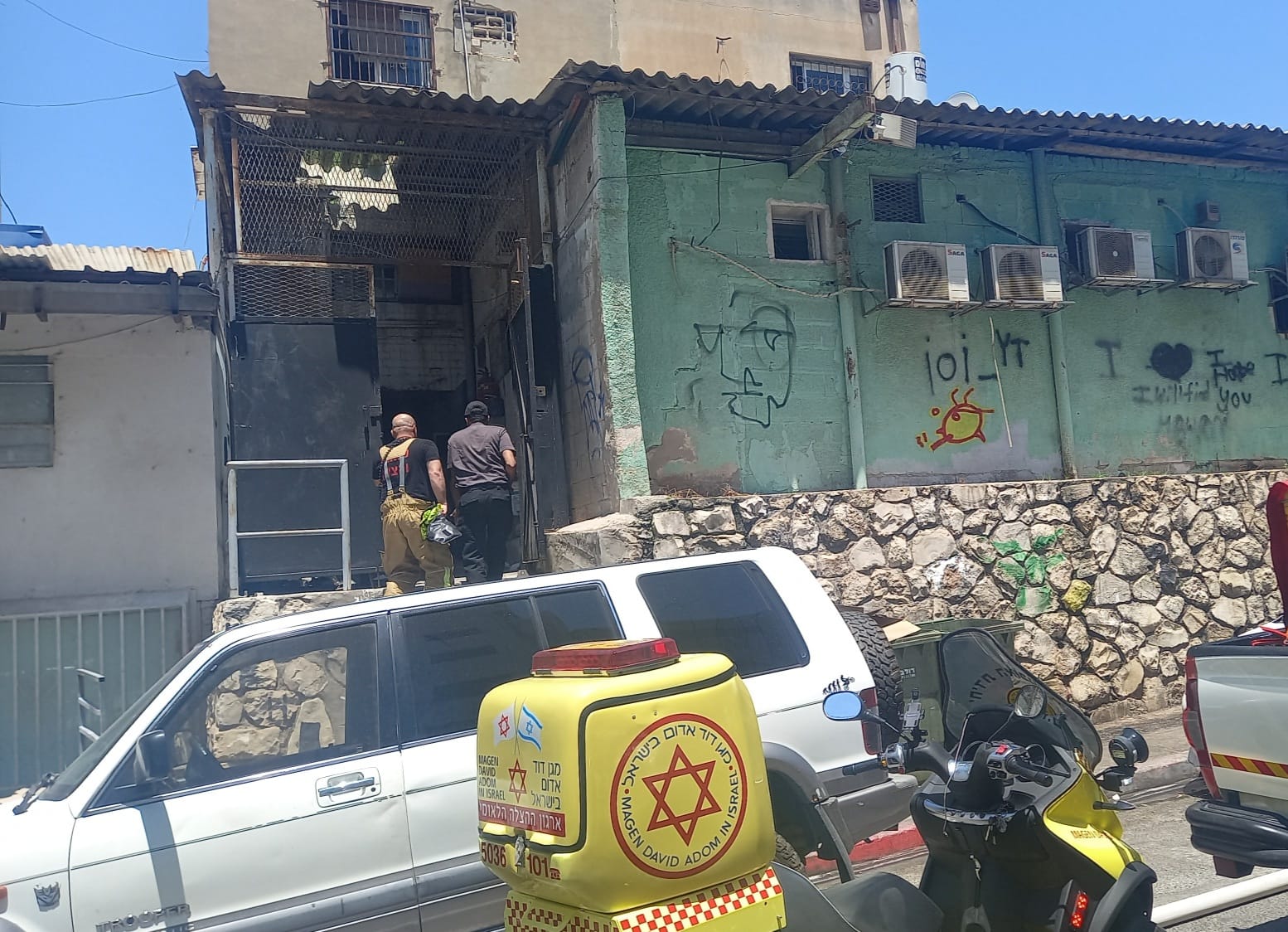 בן 30 מונשם לאחר שקפץ מגג עקב שריפה בביתו