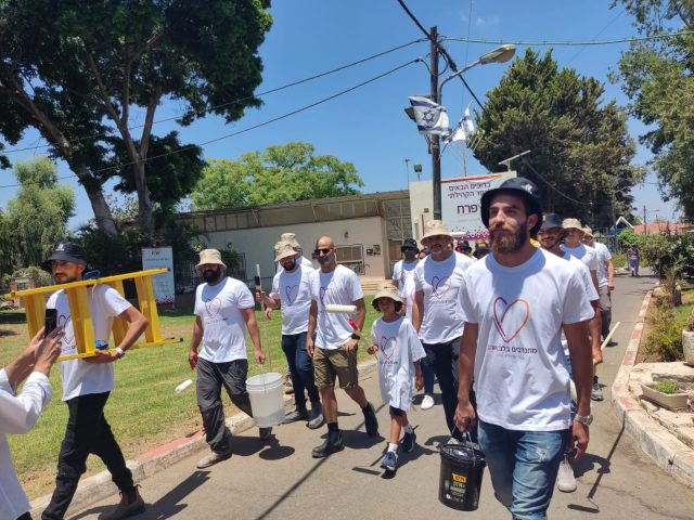 צבעים של תקווה: התרומה המרגשת לכפר הקהילתי