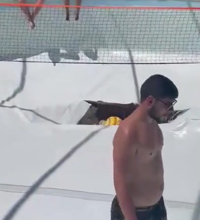 רגעי האימה: צפו בבולען נפער במהלך מסיבת הבריכה