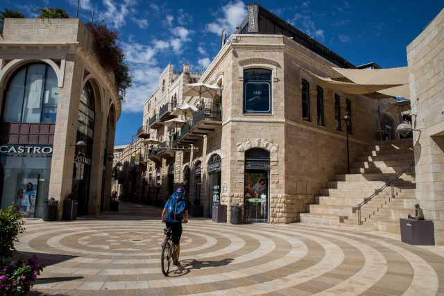 קפה בטייק אווי וקדימה, לשכונה