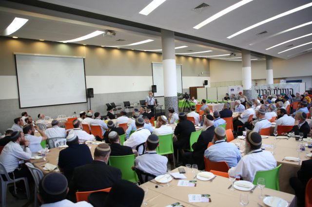 הכוונה טובה, אבל עדיף לדבר עם רווקים, ולא עליהם