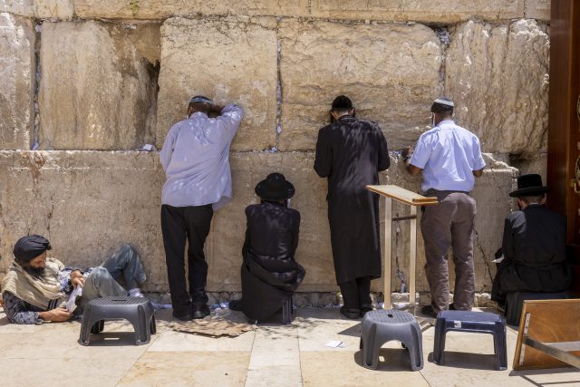 מתפללים בכותל בתשעה באב (אוליביה פיטוסי/פלאש90)