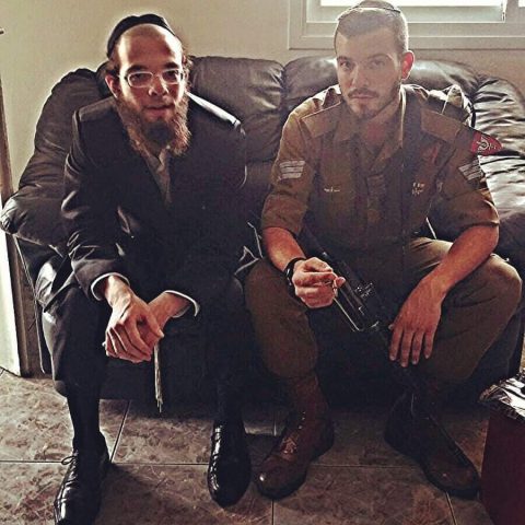 (ישראל דיסקינד לצד אחיו שמחה בונים ז"ל.