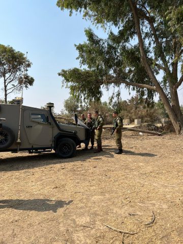 בצל העוצר בדרום: כוכבי בסיור בעוטף עזה