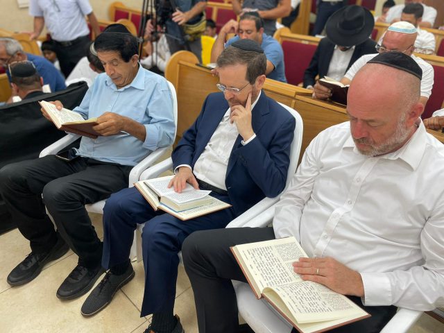 הרצוג בבית הכנסת ברמת השרון