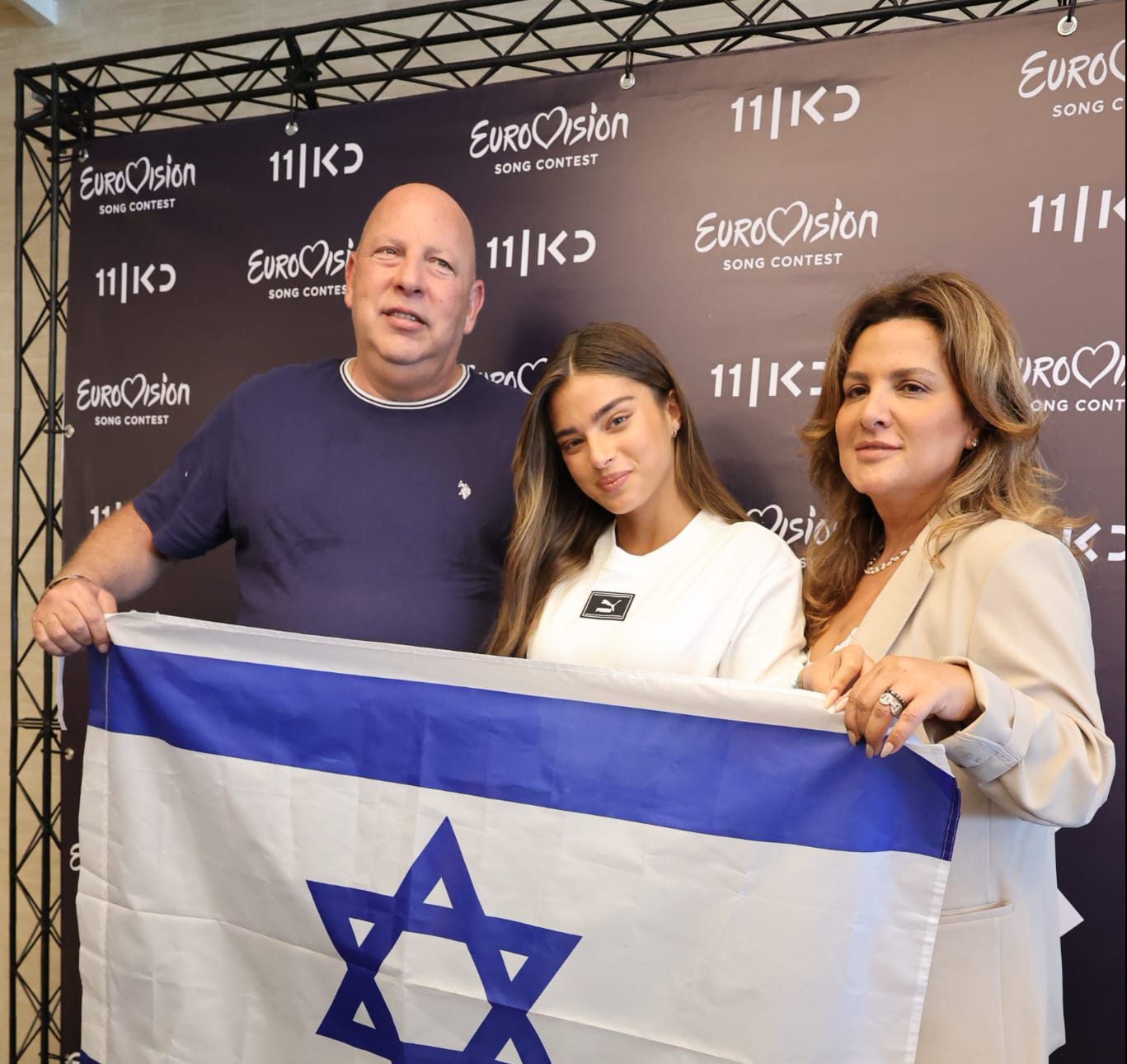 בהצלחה! קירל והוריה