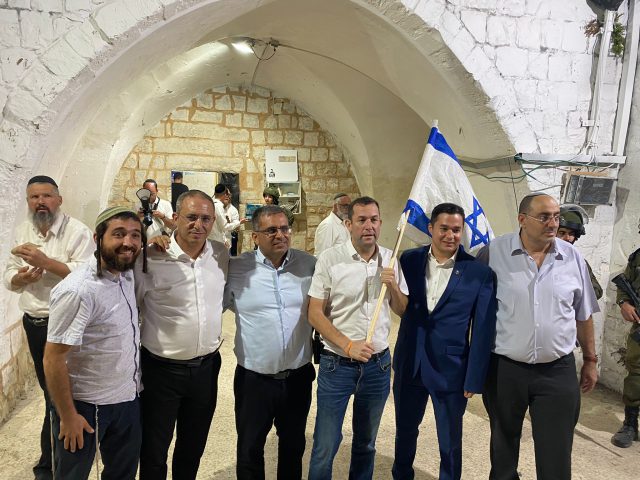 במהלך הלילה: פלסטינים ירו לעבר מתפללים בקבר יוסף