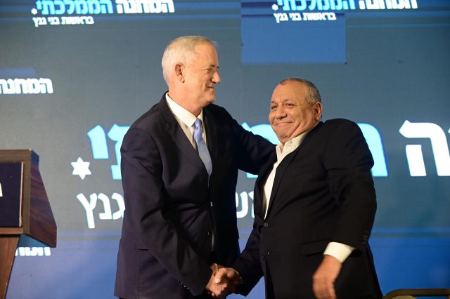 הרמטכ"ל לשעבר גדי איזנקוט מצטרף למפלגתם של בני גנץ וגדעון סער לקראת בחירות 2022
