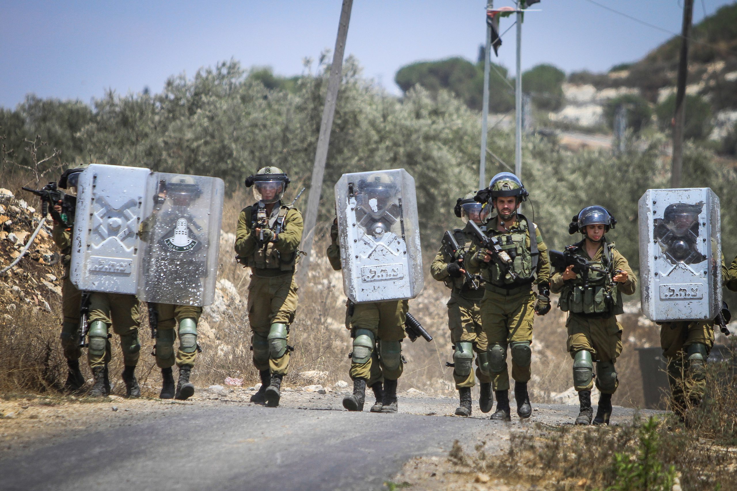 לוחמי צה"ל ירו במחבל שיידה עליהם אבנים