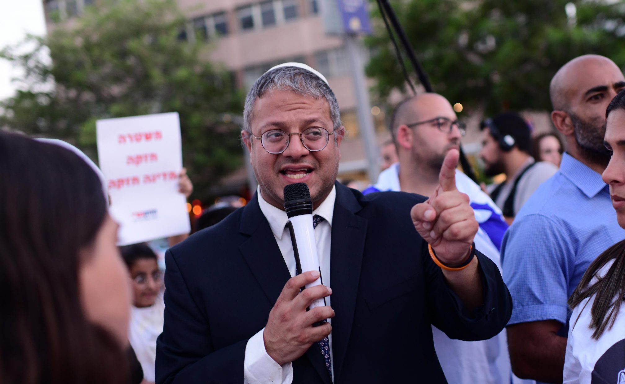 איתמר בן גביר בהפגנה למען שוטרים, לפני הבחירות
