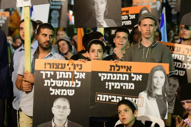 הפגנות מחוץ לביתה של איילת שקד לפני הקמת הממשלה. צילום: אבשלום ששוני (פלאש 90)