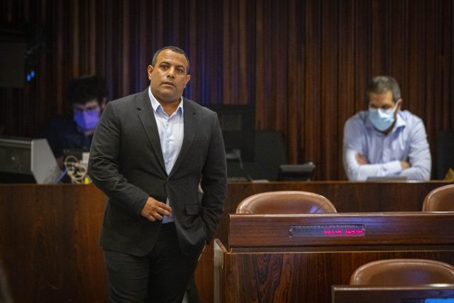 אביר קארה. שקד איבדה גם את הפעילים שלו