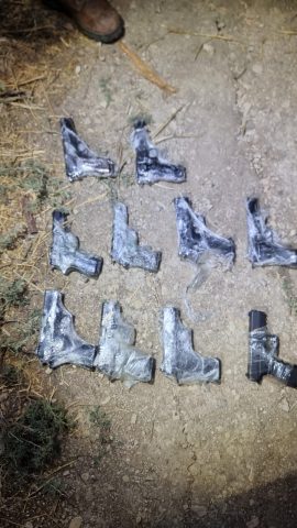 האקדחים
