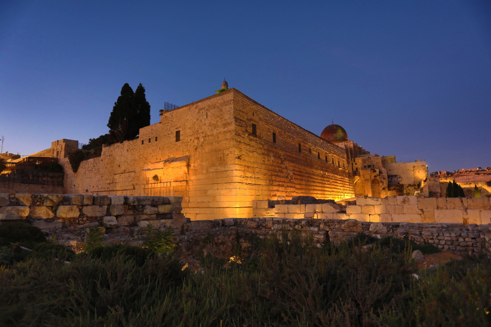 לראשונה: הכותל הדרומי מואר באלפי נורות לד