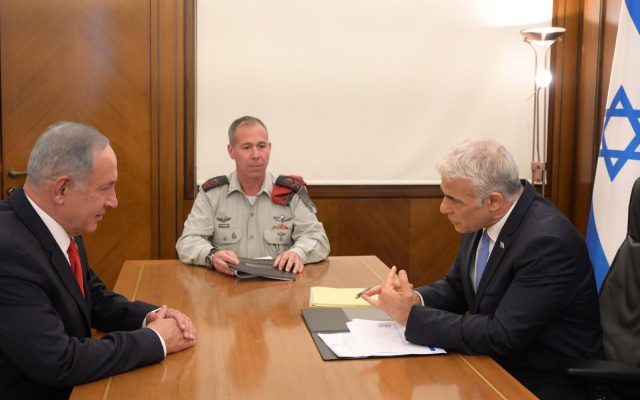 "עלינו להישאר מאוחדים": גנץ נגד לפיד ונתניהו