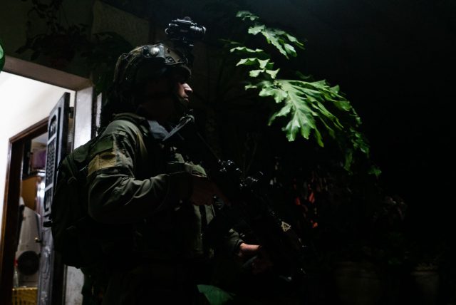 בלילה אחד: לוחמי צה"ל לכדו 12 מבוקשים | תיעוד